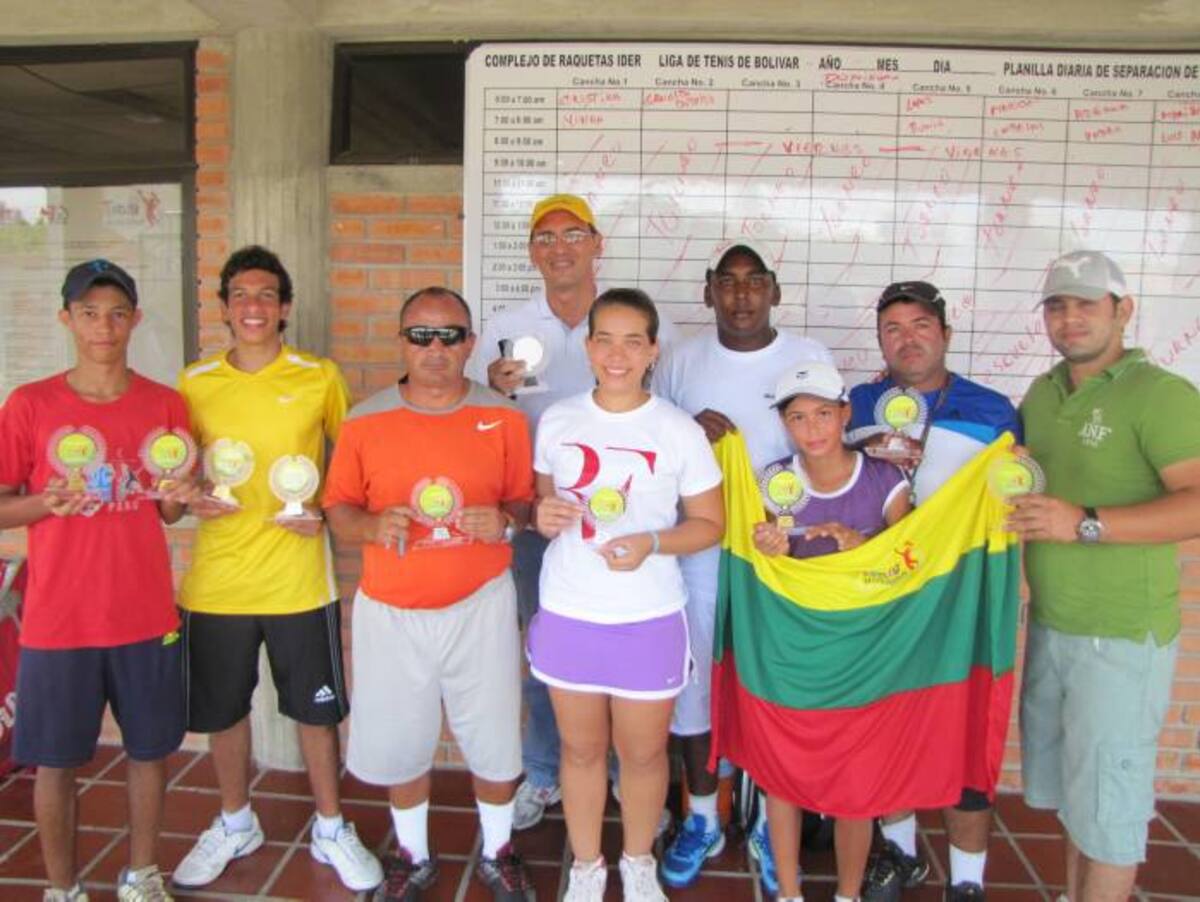 Tenistas, entrenadores y directivos de Bolívar que estuvieron en la premiación del Torneo Tenis Grado 4 que se disputó durante tres días en el Complejo de Raquetas. De izquierda a derecha: Pa-blo Orrego, Jorge Carazo, Wilson Montoya (entrenador), Rina Carazo, Gustavo Rodríguez (directivo atrás), Angie Yepes, Wilberto Blanco (entrenador atrás), Jairo Yepes (entrenador) y Walter Severiche (directivo). Ernesto Armenteros-El Universal