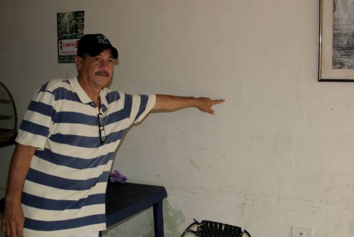 Un habitante de San Pedro muestra la señal que han dejado las inundaciones en su casa. Hasta ahí entra el agua cuando el canal Ricaurte se desborda. DAGOBERTO CABARCAS - EL UNIVERSAL