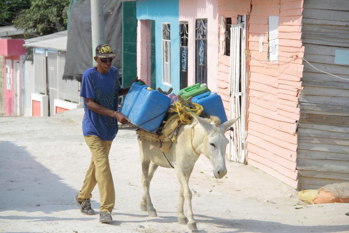 Las calles están sin pavimentar, esperando a que algún día se termine de instalar el alcantarillado. Por falta de agua, los moradores han vuelto a los tiempos en que se fundó el barrio. //julio castaño-el universal