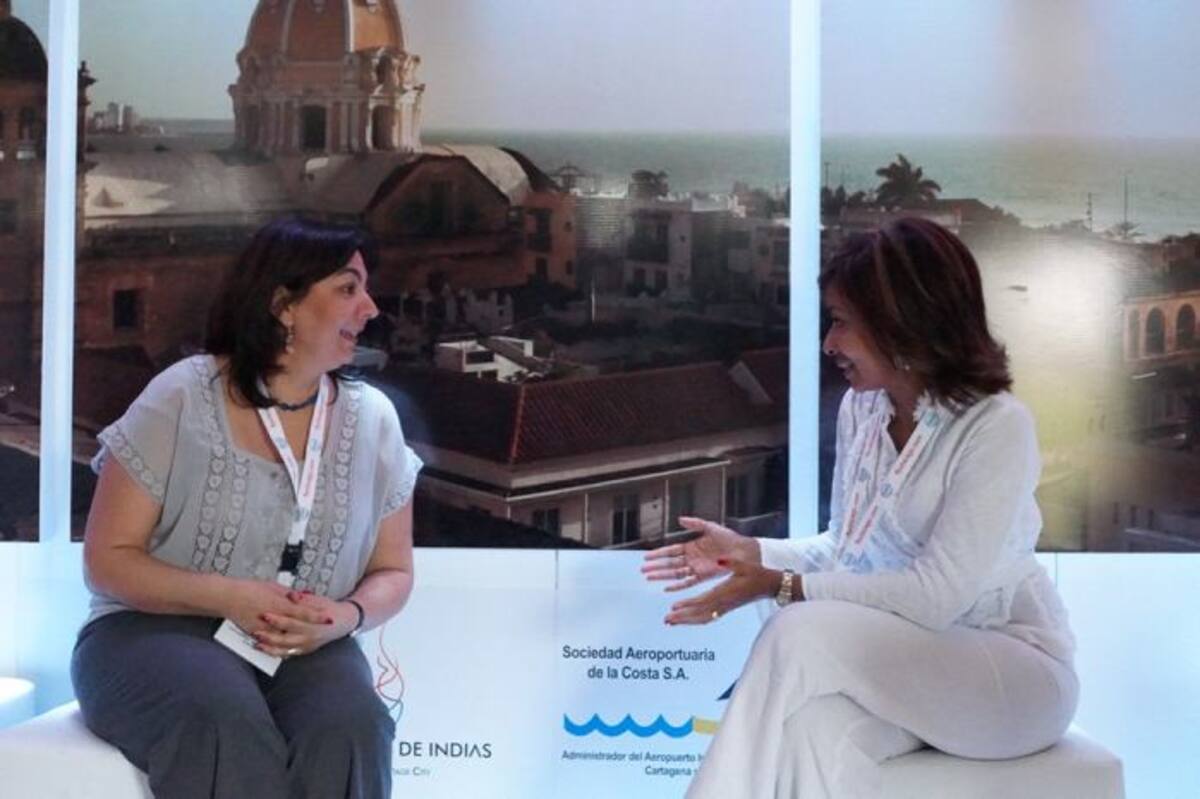 María Claudia Gedeón, gerente financiera de SACSA y Zully Salazar, presidenta de la Corporación Turismo Cartagena de Indias en el stand de la ciudad CORTESÍA