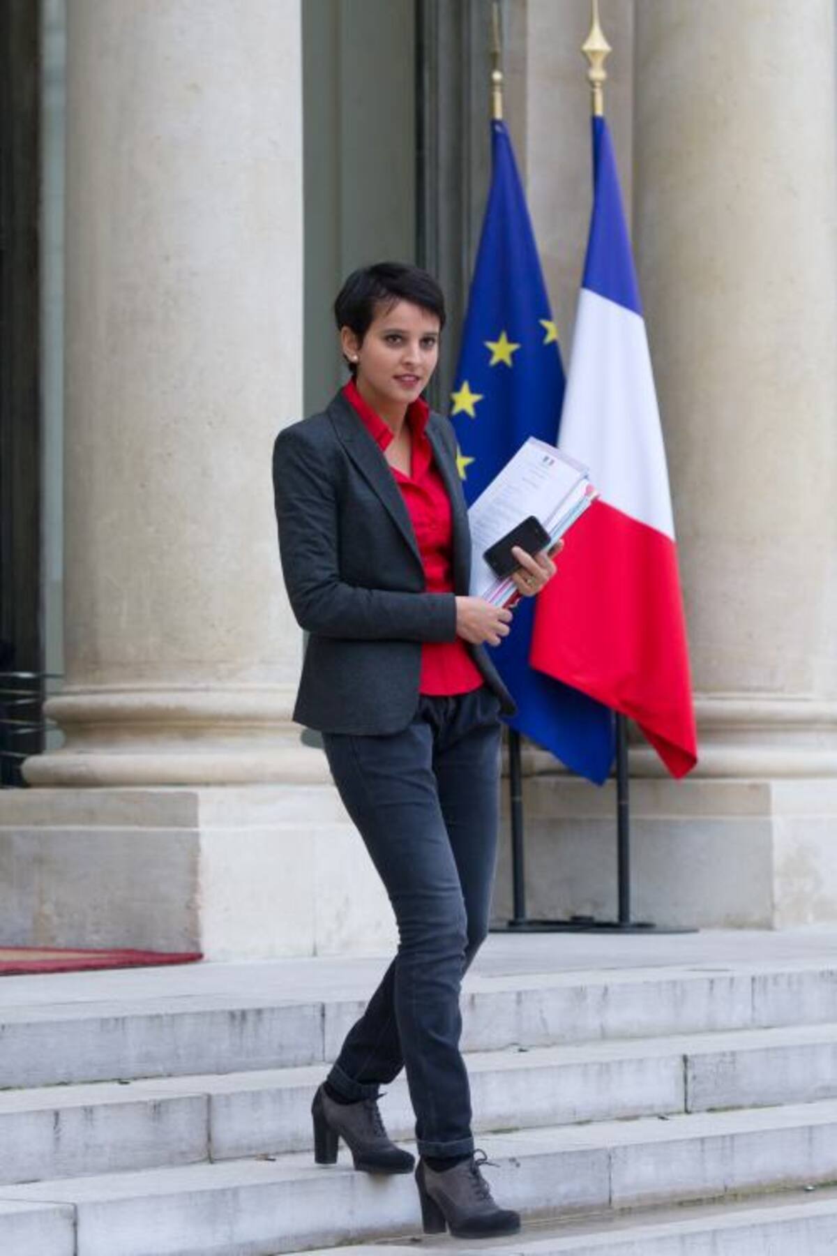 Najat Belkacem, ministra francesa de los Derechos de la Mujer y vocera de gobierno dejando el Palacio del Elíseo en París. AFP BERTRAND LANGLOIS