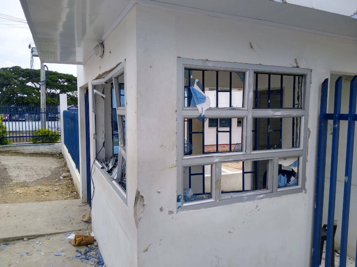 Los ventanales de vidrio fueron rotos. //Manuel Santiago Pérez - El Universal.