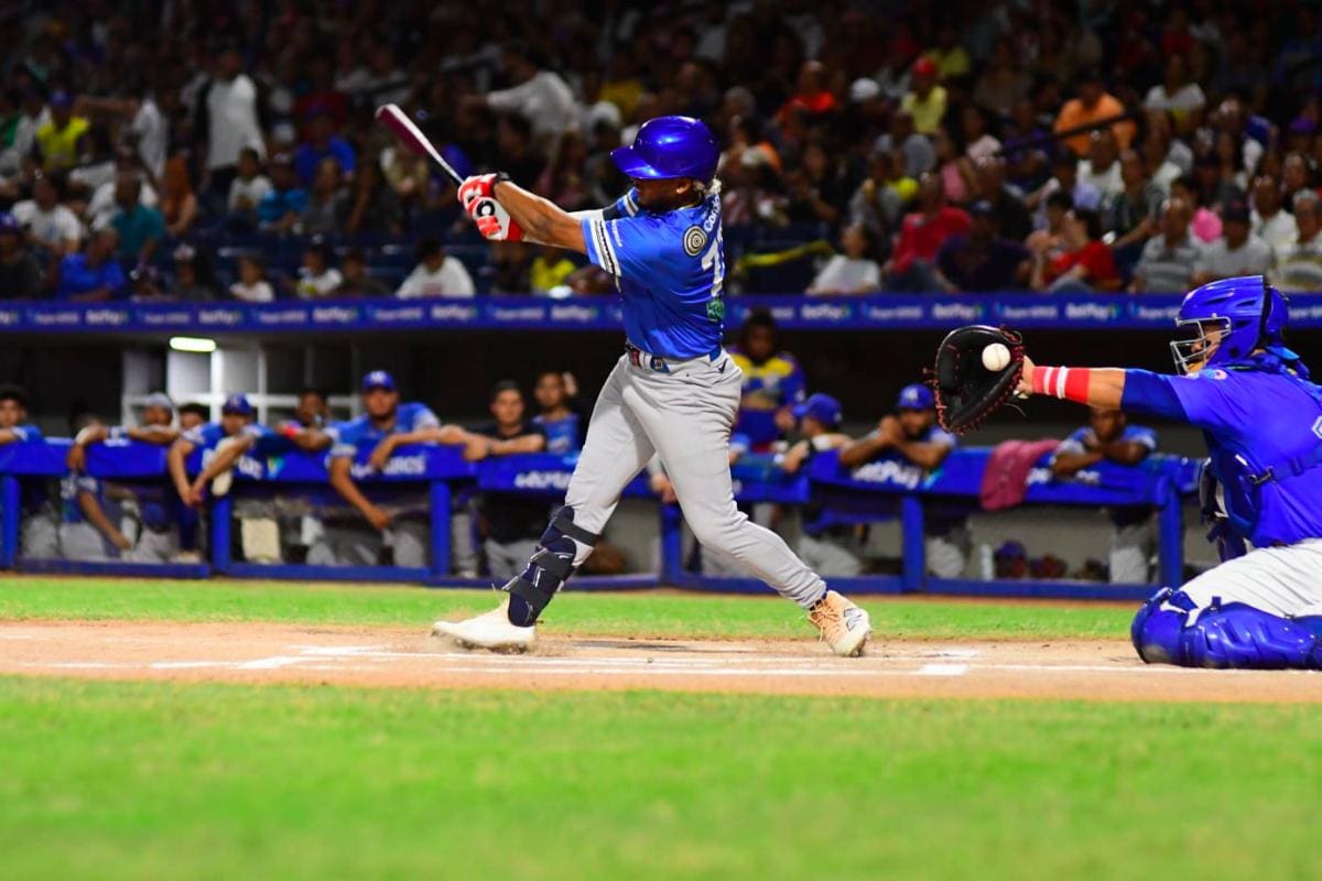 Caimanes pegó primero en la final del béisbol colombiano