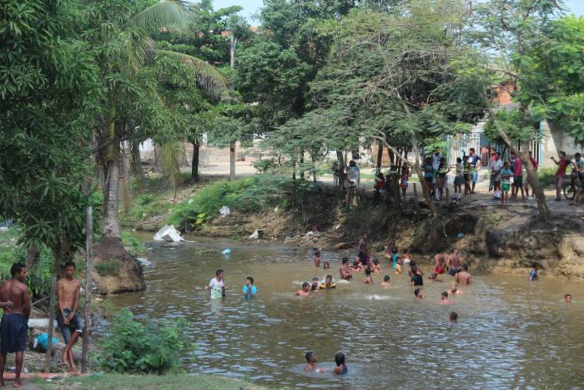 En El Pozón, el caño se ha vuelto el bañadero público de algunos residentes. Gabriel J. García G.