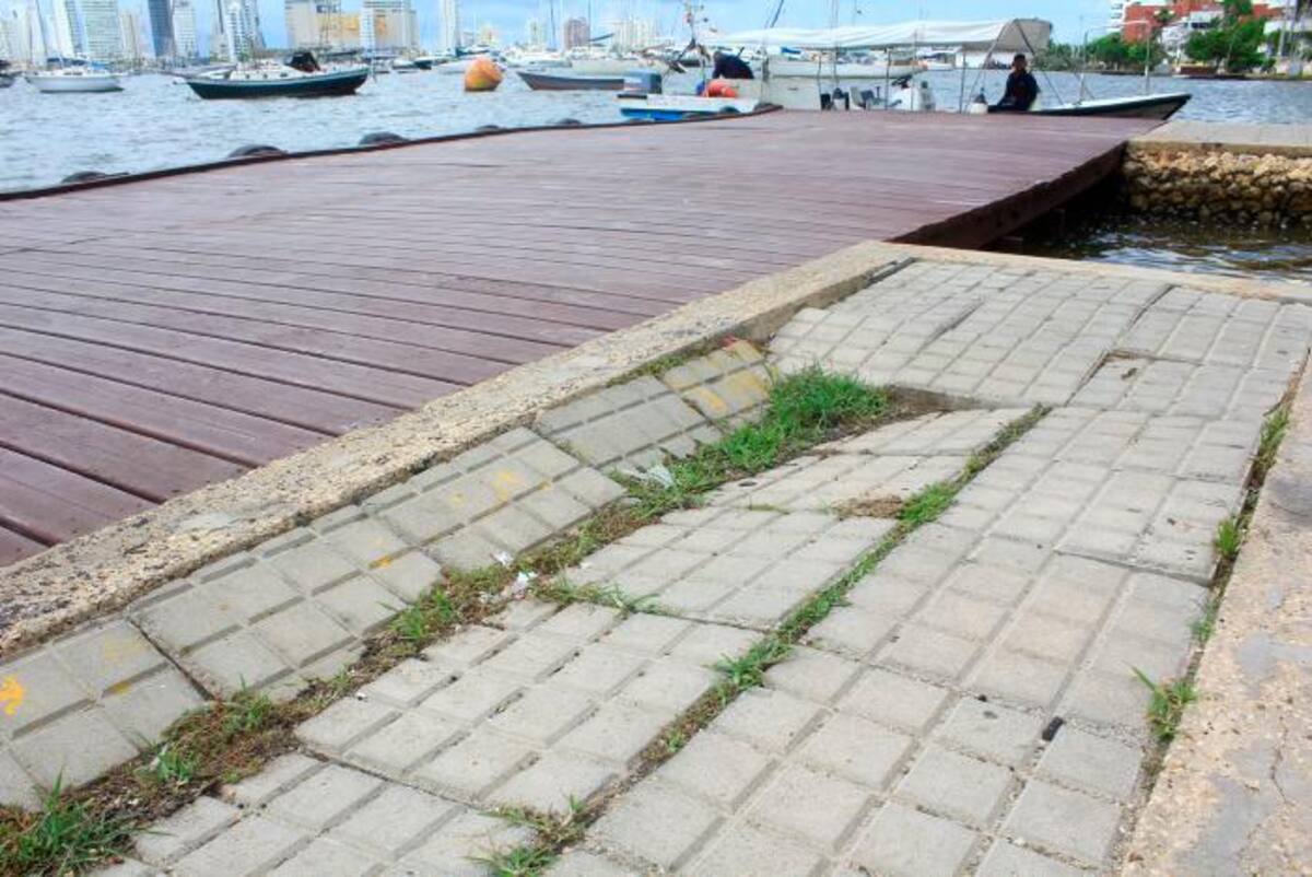 Adoquines en el paseo peatonal de Manga. //JULIO CASTAÑO - EL UNIVERSAL