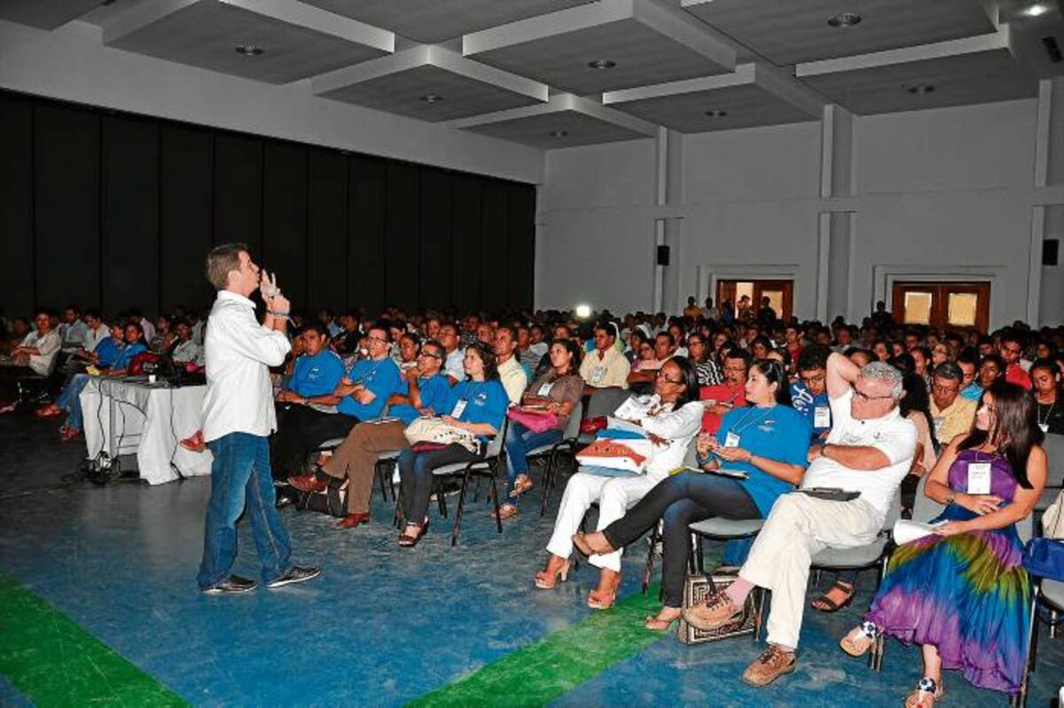 El alcalde Carlos Correa instaló el foro educativo municipal.