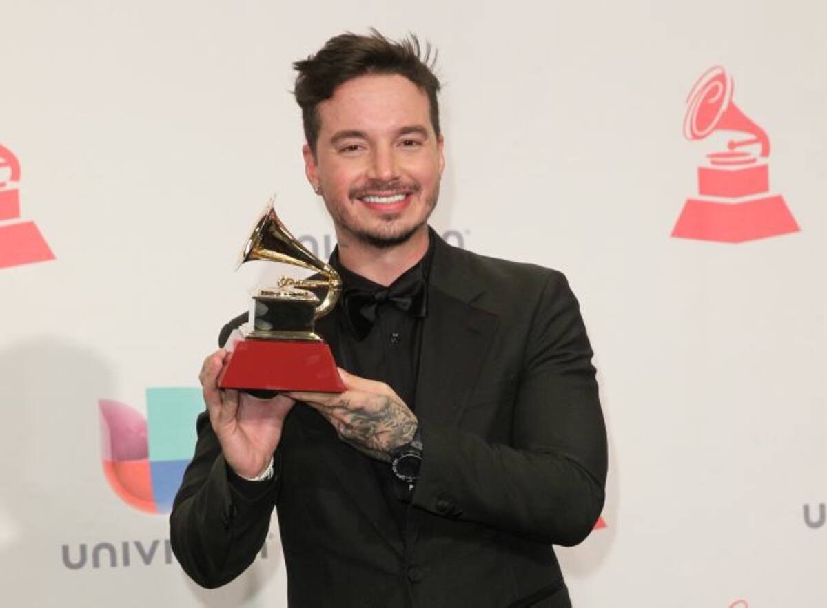 J Balvin con su premio Grammy Latino AFP CHRIS FARINA