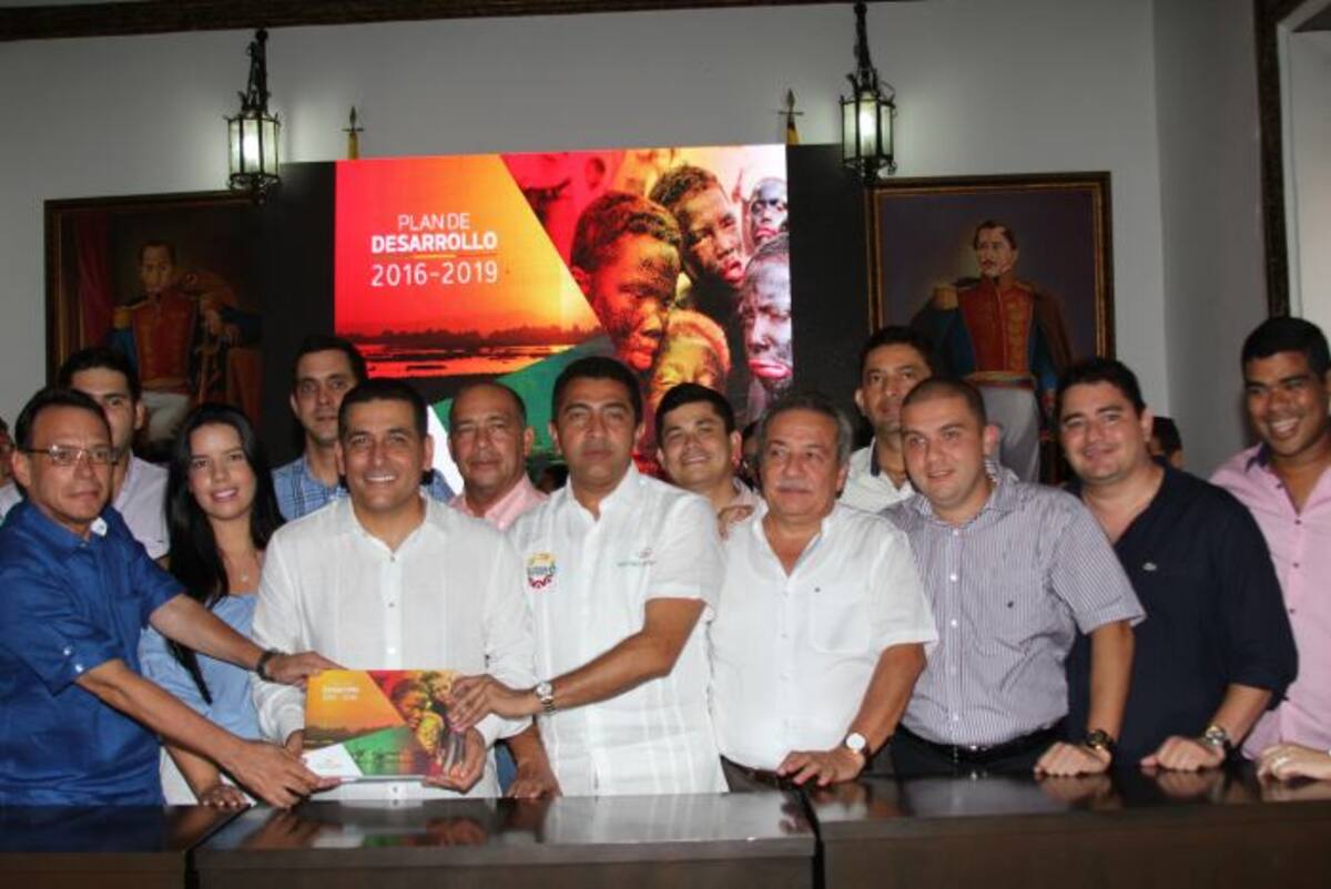 Los diputados de Bolívar y el gobernador Turbay tras la firma y adopción del Plan de Desarrollo. Óscar Diaz