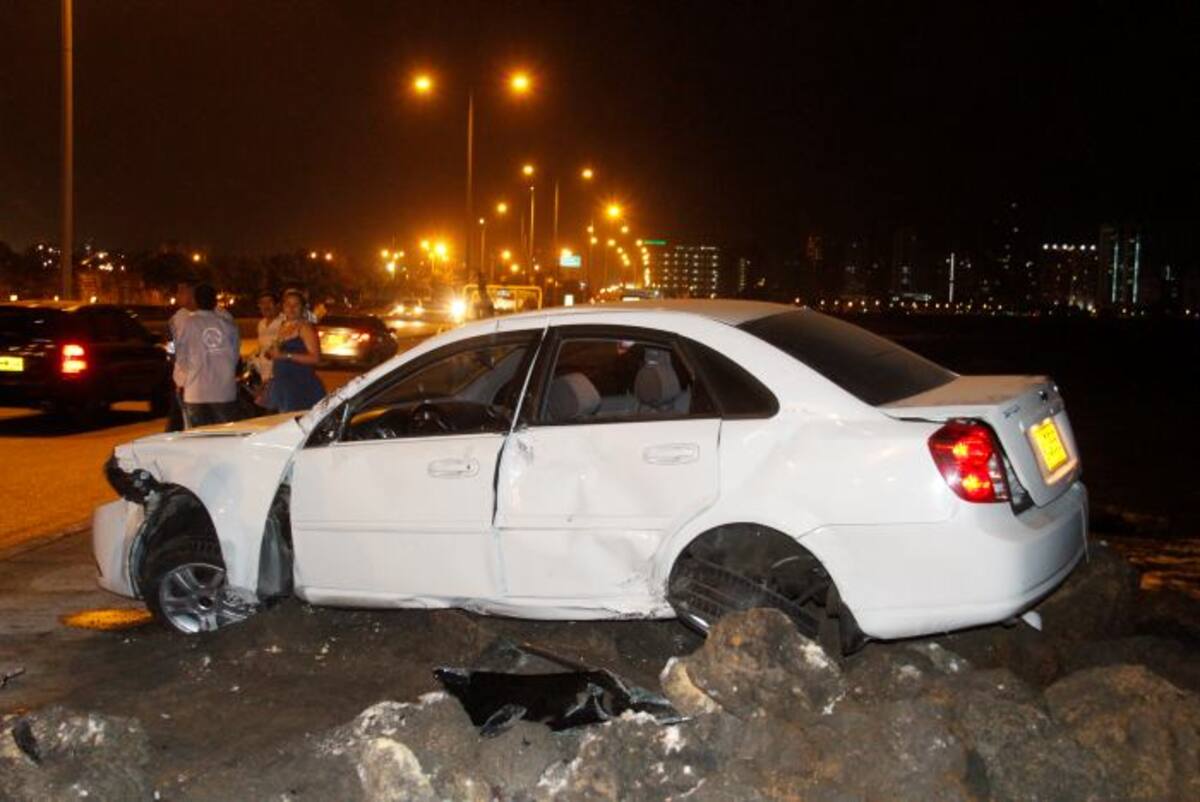 El carro colisionó contra el andén y dio un giro que lo puso encima de los espolones, ocasionando múltiples daños en ventanas, llantas y la defensa del vehículo. NAYIB GAVIRIA - EL UNIVERSAL.COM.CO