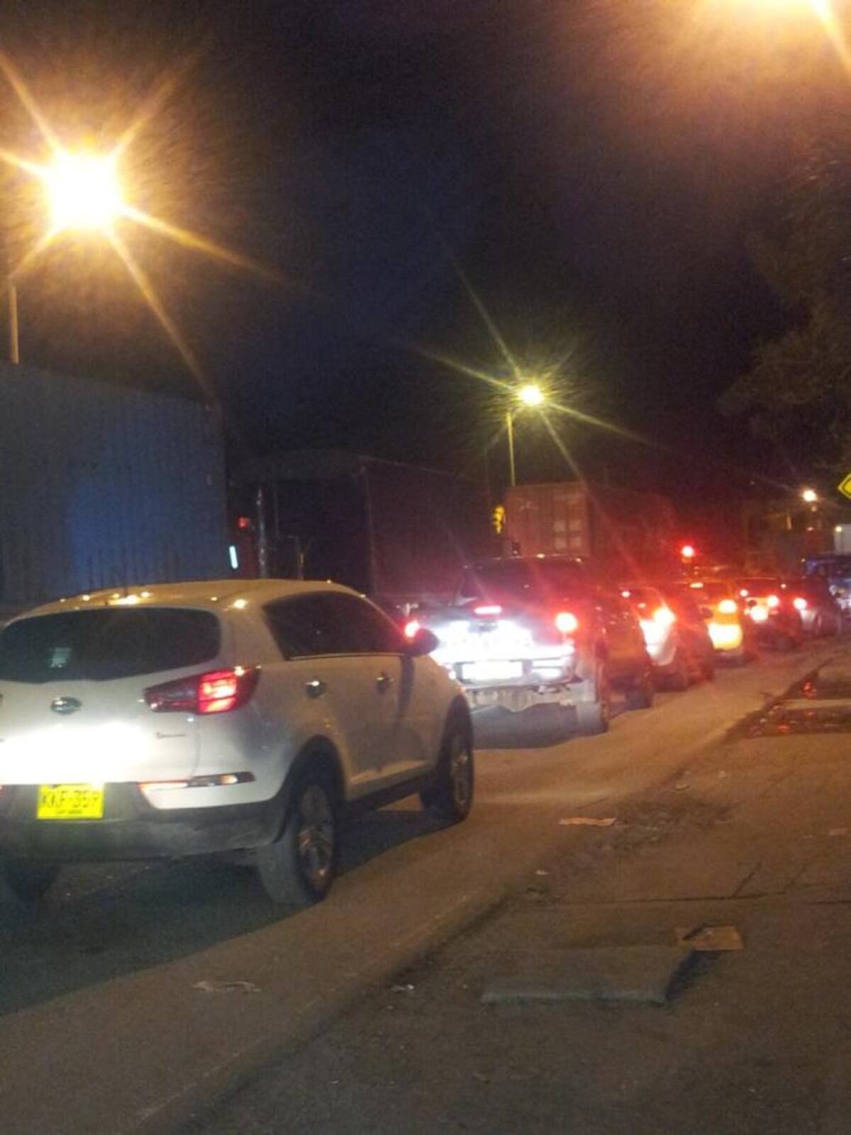 El bloqueo generó un enorme trancón a lo largo de la avenida El Bosque, en inmediaciones de la báscula, en sentido hacia el Centro. Cortesía @YulysCaro