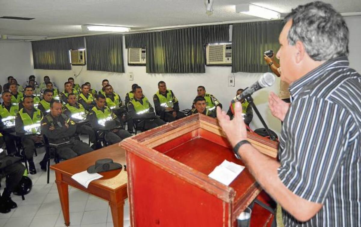 El Alcalde de Sincelejo, Jairo Fernández Quessep, comprometió ayer aun más a los nuevos agentes de transito urbano con el convenio.