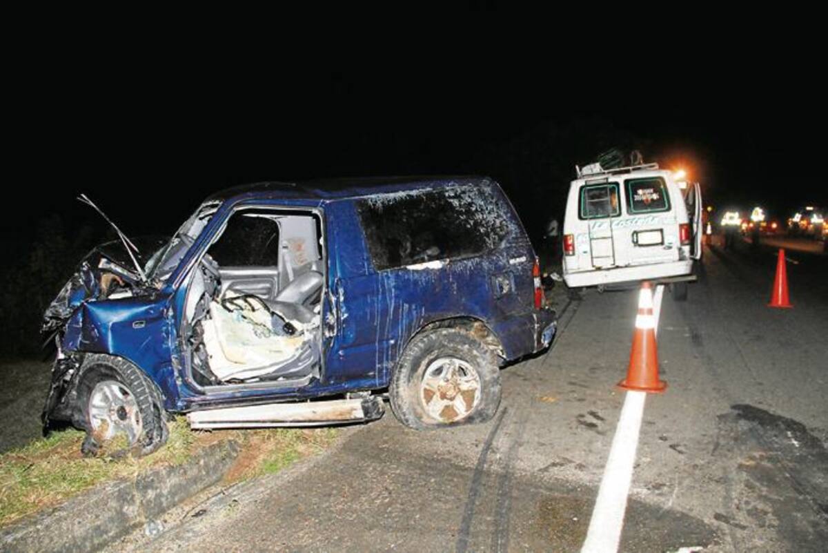 La camioneta y la van chocaron de frente. El impacto produjo la muerte de cinco personas y heridas a otras 25. Oscar Díaz/El Universal