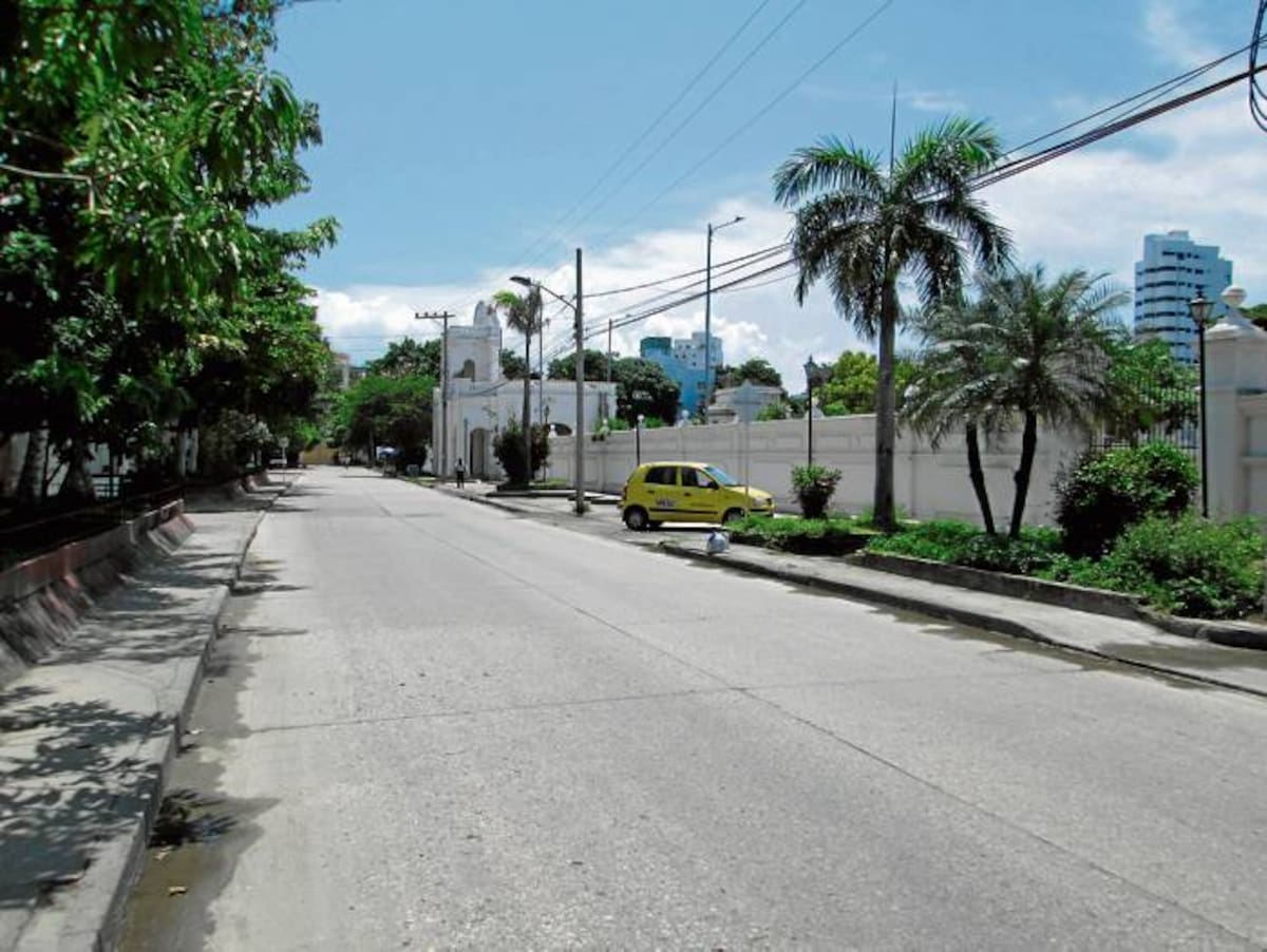 La Cuarta Avenida de Manga, frente al Cementerio Santa Cruz, es convertida en un caos cada vez que llegan sepelios de otros sitios de la ciudad. PEDRO TORRES-GENTE BAHÍA
