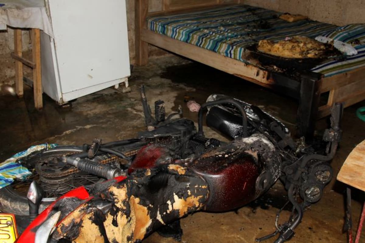 La ex mujer de Julio habría cargado gasolina en un tarro, la que habría regado en el cuarto donde dormía Julio con la hija de ambos. Después, le habría prendido fuego.