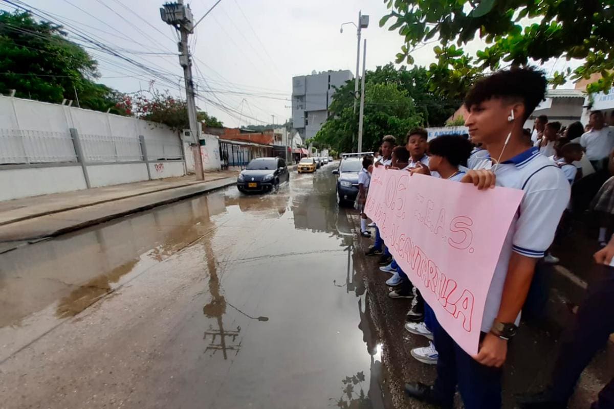 Estudiantes protestan por inundación de aguas residuales