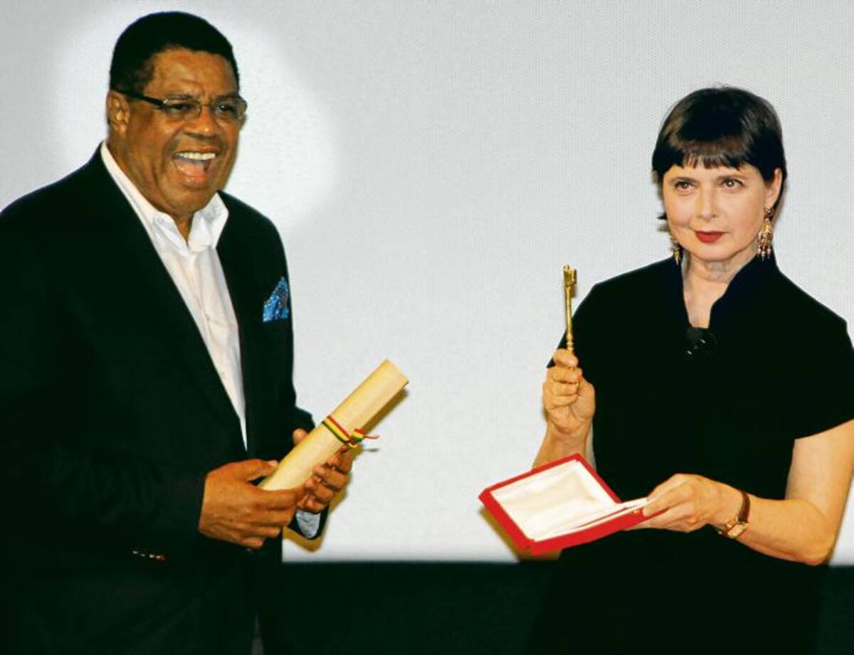 Campo Elías Teran entrega las llaves de Cartagena a la actriz italiana Isabella Rossellini en 2012. MARUJA PARRA
