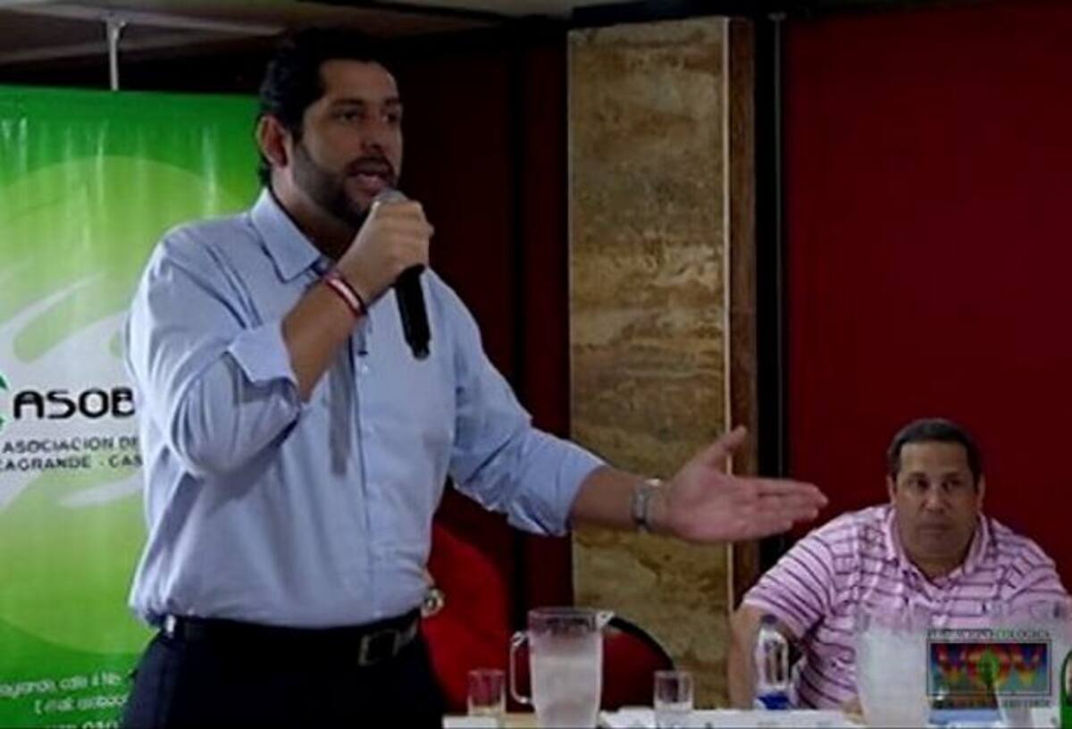 Dionisio Vélez Trujillo, alcalde de Cartagena, durante su intervención ante más de cien residentes de Bocagrande, Castillo y El Laguito. La reunión estuvo moderada por Ignacio De Villarreal, presidente de Asobocala. CORTESÌA