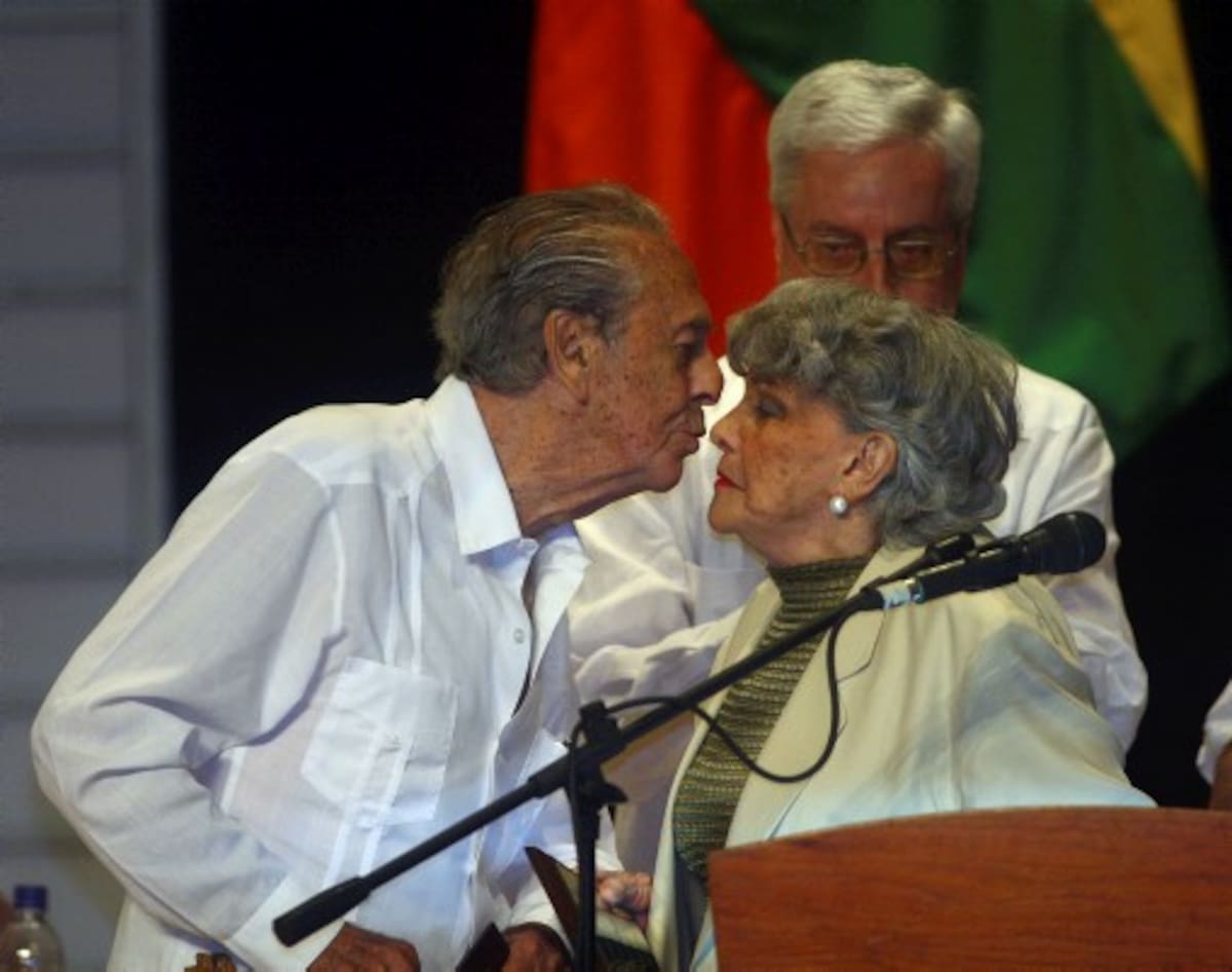 Gloria Valencia de Castaño y su esposo Álvaro Castaño durante su homenaje en el 15 Congreso de Publicidad en 2008. EL UNIVERSAL, ÓSCAR DÍAZ