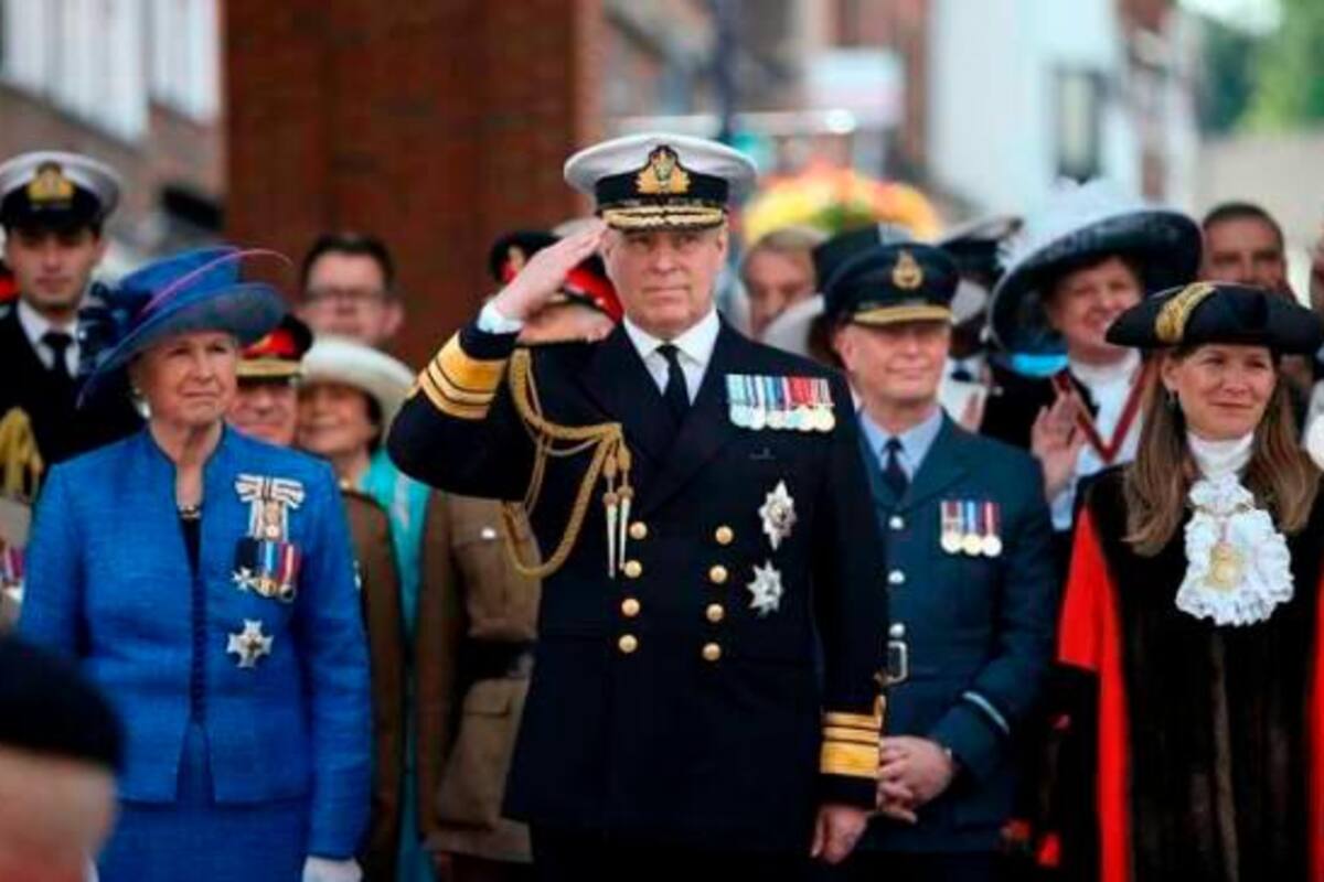 La reina retira los títulos militares al príncipe Andrés por escándalo sexual