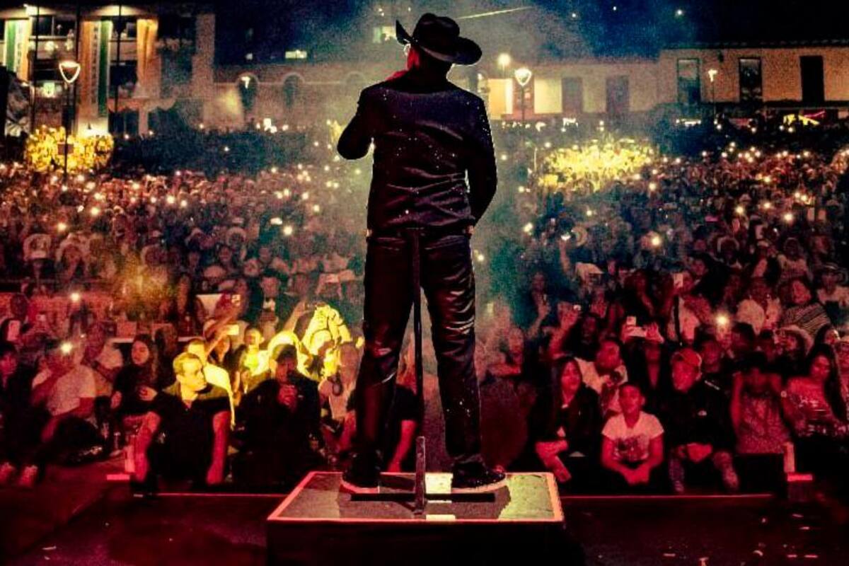 El cantante que aportó para las fiestas de su pueblo