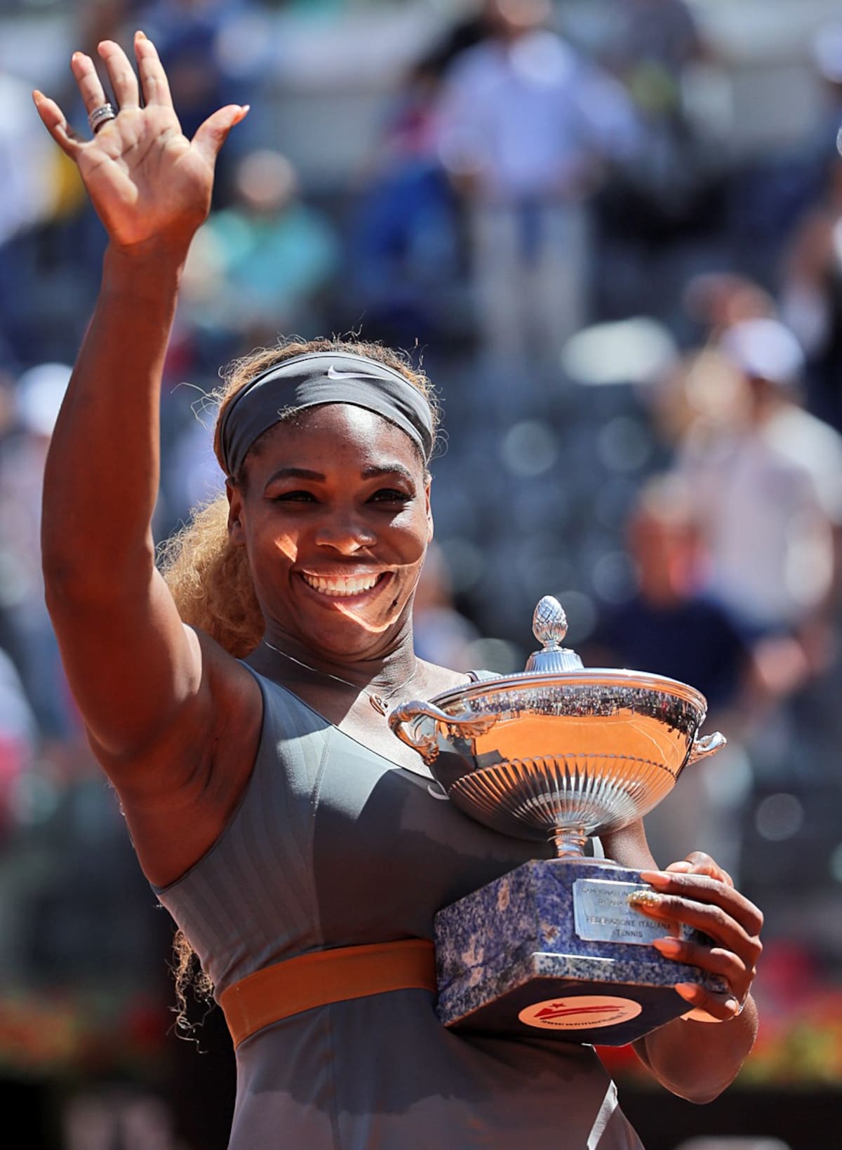 Serena Williams sostiene el trofeo del Masters de Roma AP