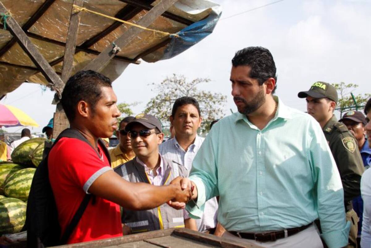 El alcalde Vélez, el Gerente de Espacio Público y el Asesor de Despacho para el traslado del mercado estuvieron ayer en la tarde en la Avenida del Lago para recibir las primeras mesas que entregaron los vendedores informales. //LORENA HENRIQUEZ-EL UNIVERSAL