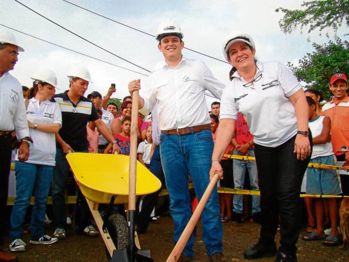 El gobernador Alejandro Lyons en el inicio del alcantarillado del sur.