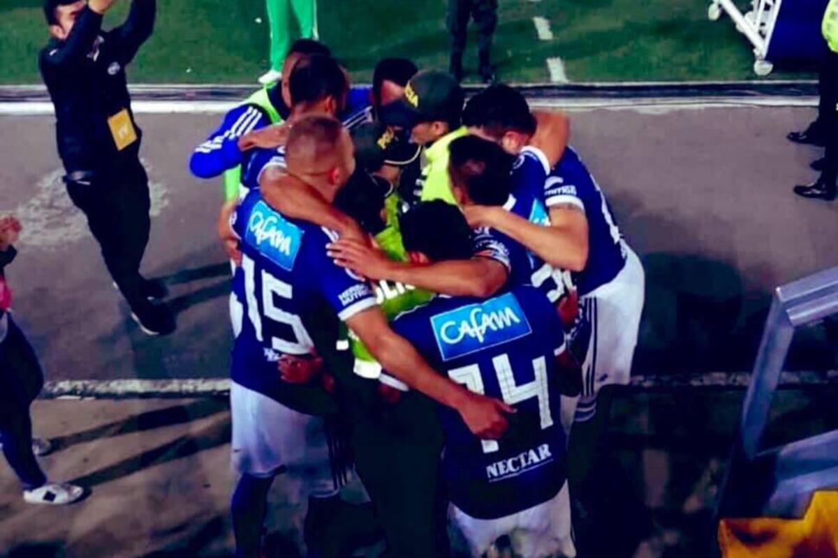 Video: jugadores de Millonarios celebran gol abrazando a policías en El Campín