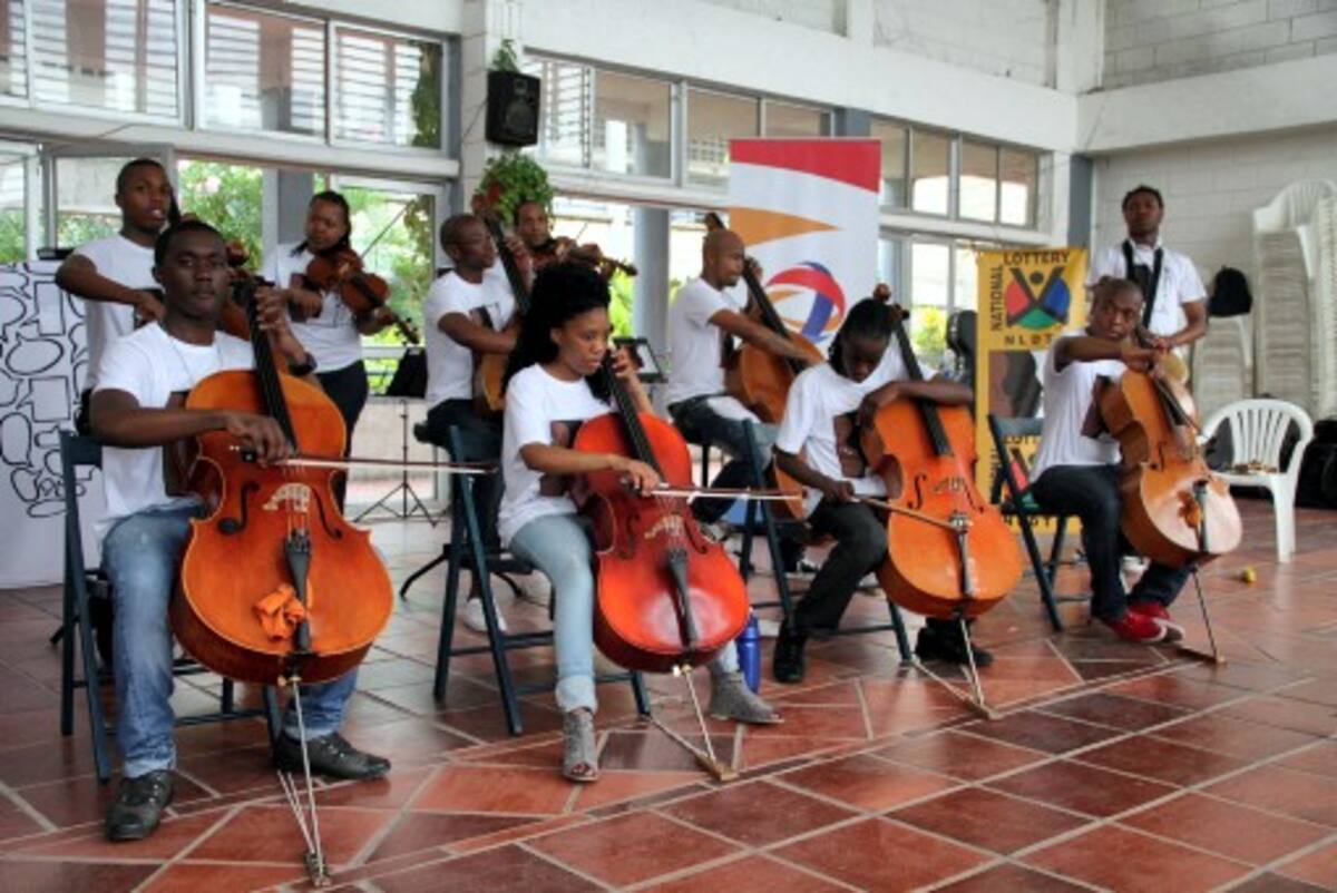 Integrantes de Buskaid Soweto String Ensemble y directivos del Colegio del Cuerpo, en Nelson Mandela.