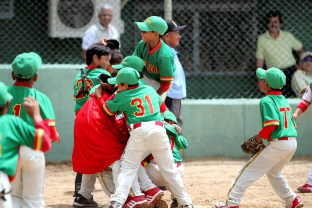Los peloteritos de Bolívar festejan el título en la categoría Preinfantil. Óscar Díaz Acosta-El Universal