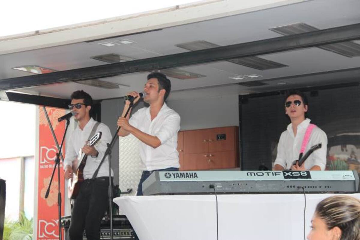 El grupo pasabordo estuvo animando la tarde con su música. Rosa Maza