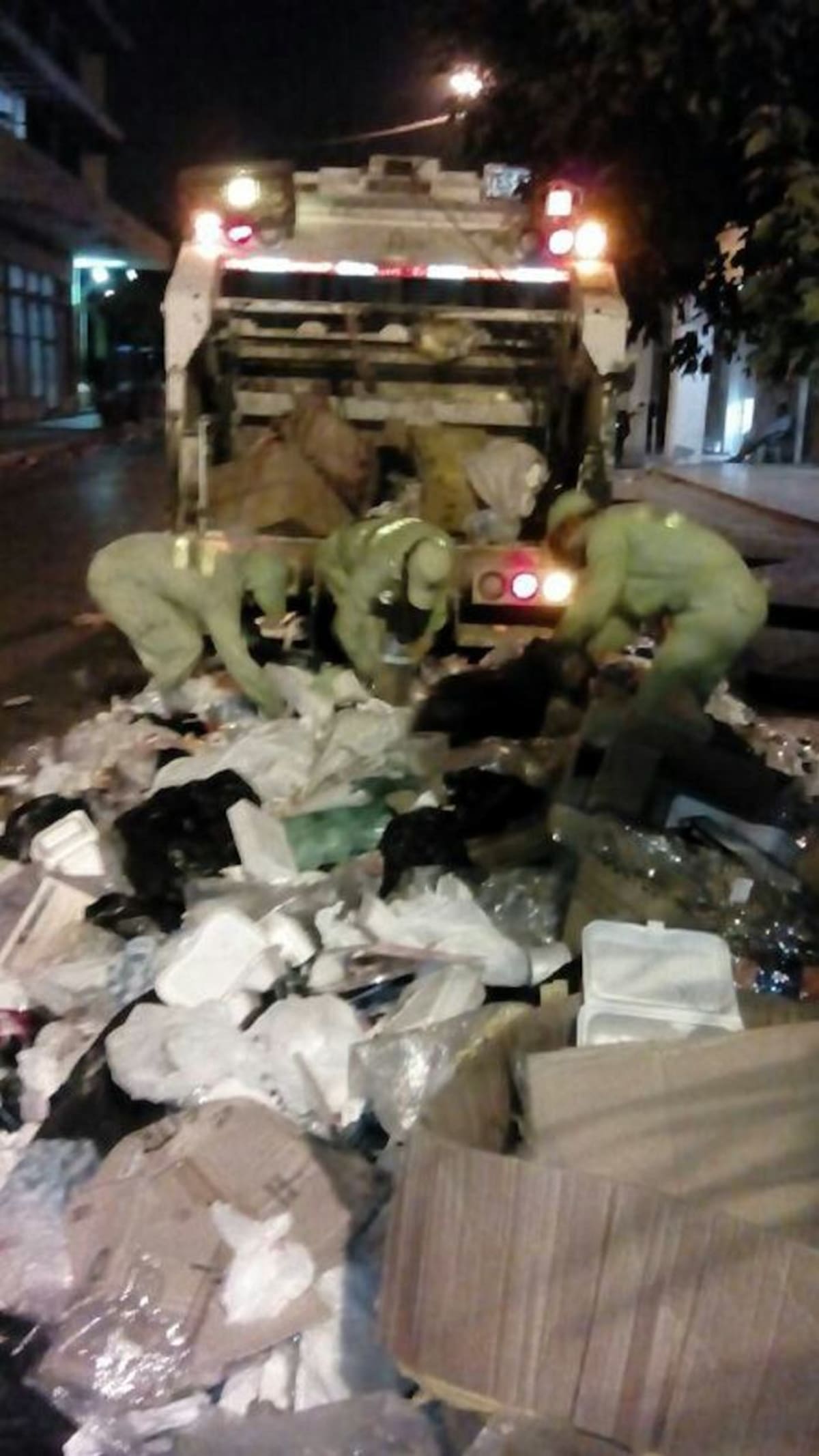 Calle Panamá, durante la labor de recogido de basuras.