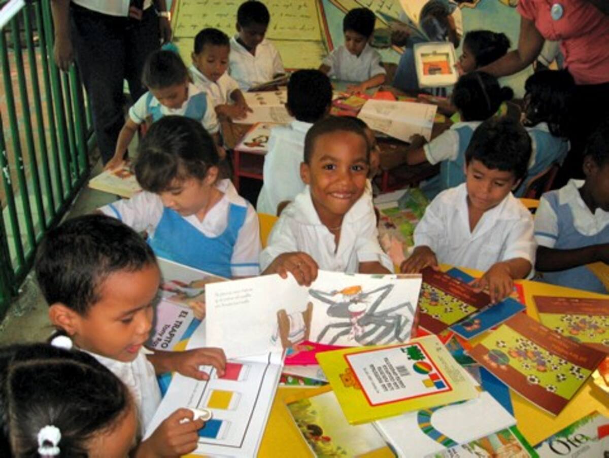 Donación española de libros a los colegios Fernández Baena y San Felipe Neri.