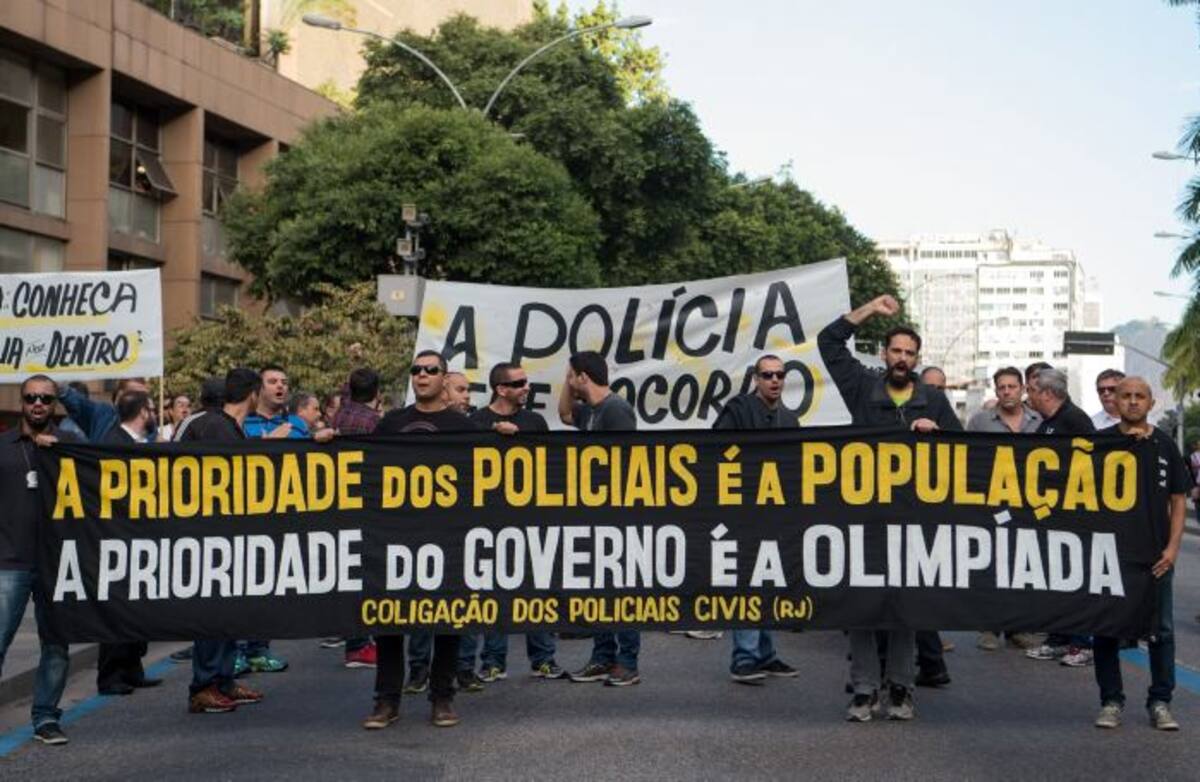 Unos 300 agentes de la policía civil marcharon vestidos de negro hasta la sede de la Asamblea Legislativa del estado de Rio de Janeiro, donde denunciaron el "abandono" que sufren por parte del gobierno regional.
