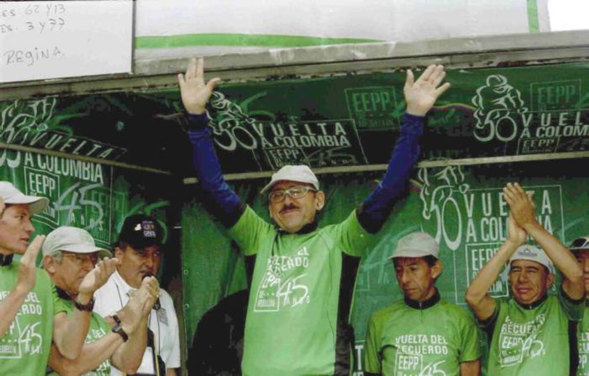 En el velódromo o en las competencias, todo el mundo tiene que ver con él porque la memoria ciudadana, ayudada por la de los hoy padres, sirve para recordarles a los jóvenes “él es Cochise y fue campeón mundial, recordista de la hora...
