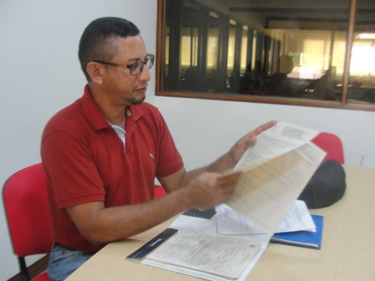 Edgardo muestra la pila de órdenes médicas que han tenido que actualizar desde que el médico pidió programar la cirugía, en enero del 2016. El Universal