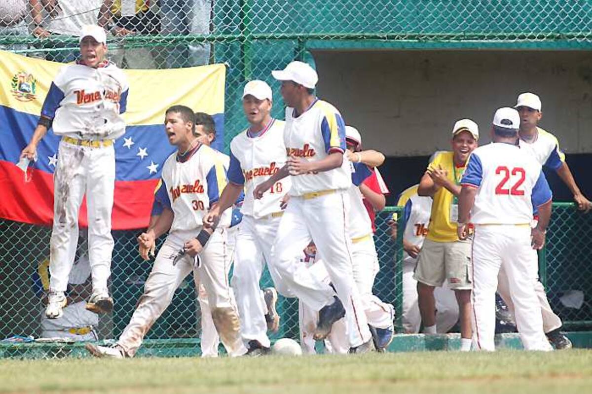Los peloteros de Venezuela festejan su dramática victoria sobre Antillas Holandesas. Óscar Díaz Acosta-El Universal