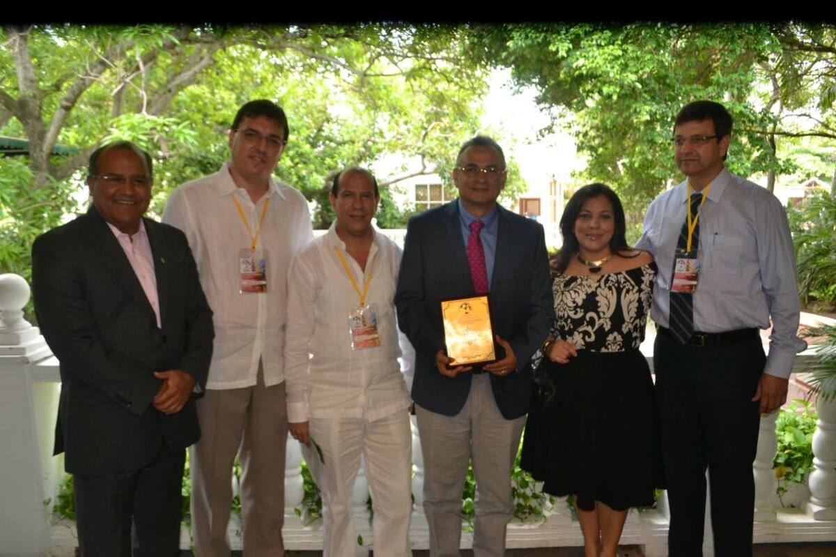 Hernando Pinzón, Mauricio Guerrero, Evergisto Alcalá; el director de la Casa del Niño, Luis Ortiz, quien recibió un reconocimiento por parte de Sociedad de Pediatría de Bolívar; la vicepresidenta de la Sociedad de Pediatría, Dora Pizarro y Rodrigo De Vivero.