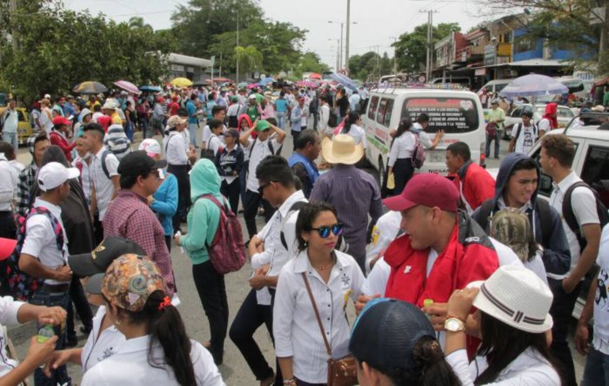 A la altura de los terminales de transporte estuvieron apostados los docentes por más de 15 minutos. MANUEL SANTIAGO PÉREZ/EL UNIVERSAL.