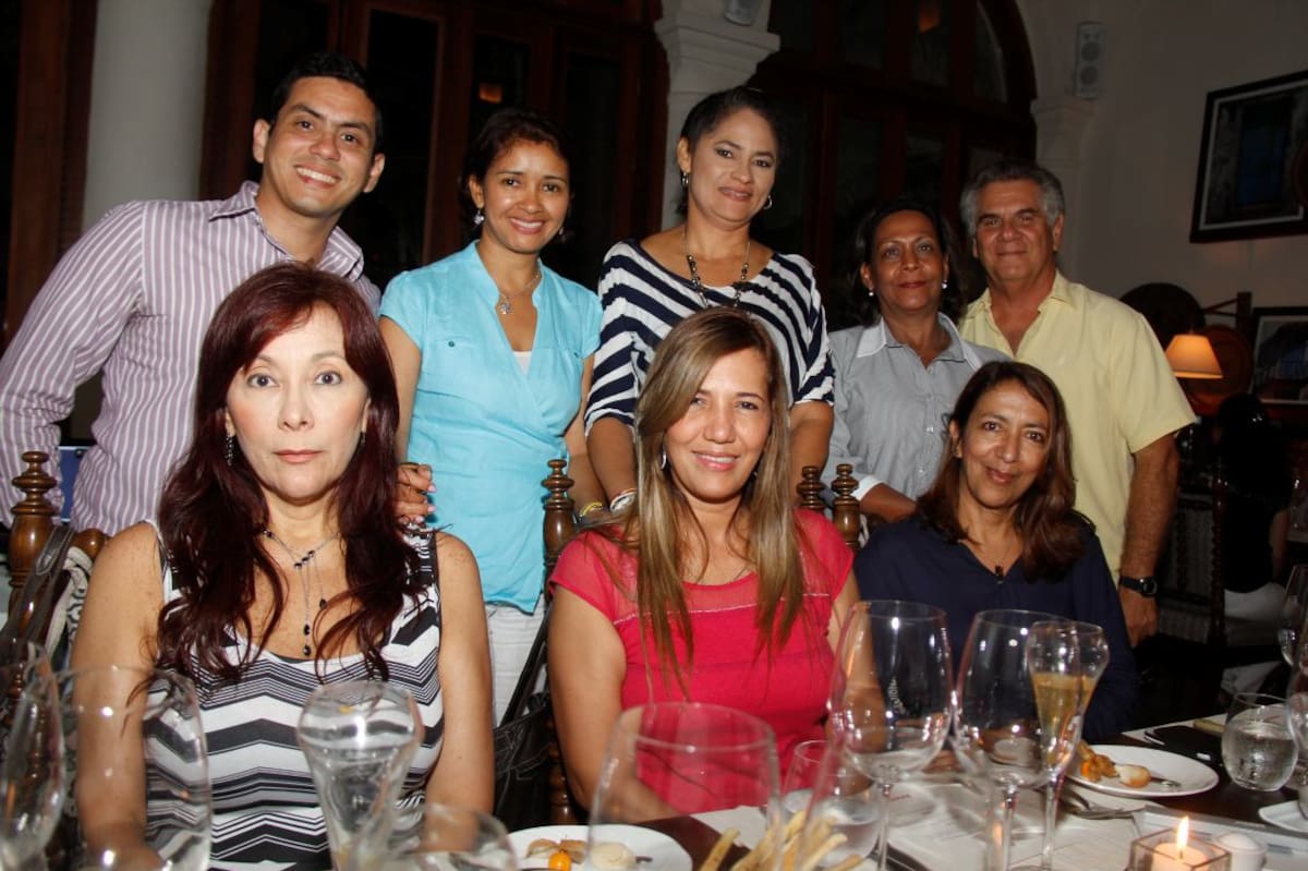 De pie: Frank Rodríguez, Rosiris Simancas, Yenis Mendoza, Claudia Medina y Diego Espinosa; sentadas: Claudia López, Tatiana Garrido y Patricia Llamas.