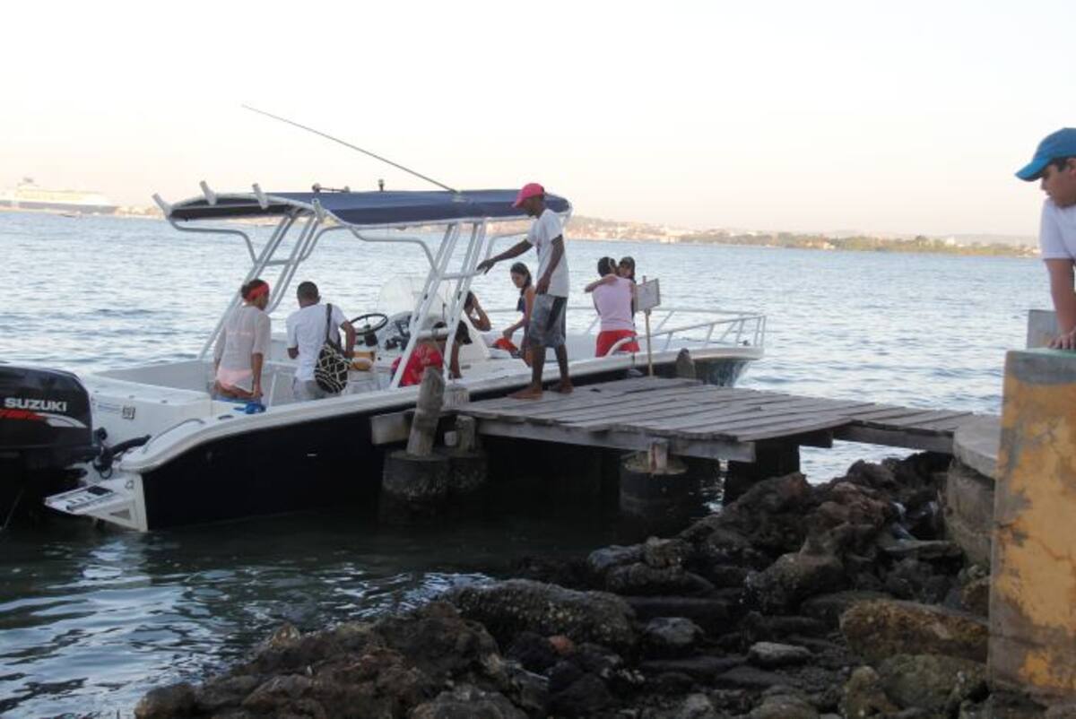 Así estaba el muelle Yacamán el sábado, ocupado, pese a tener restricción de uso. Kailline Giraldo