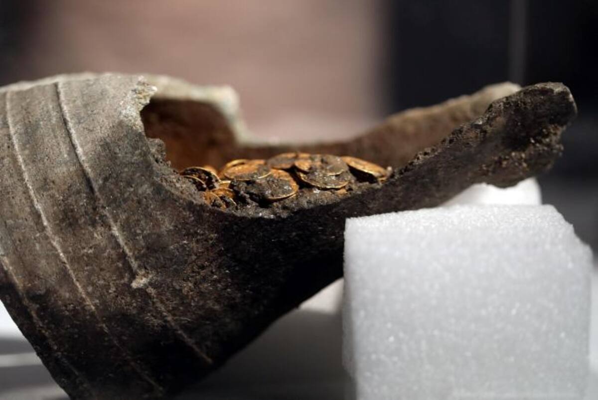 Un grupo de arqueólogos encontró cientos de monedas de oro romanas en una vasija durante unas excavaciones en el centro de la ciudad de Como. EFE MATTEO BAZZI
