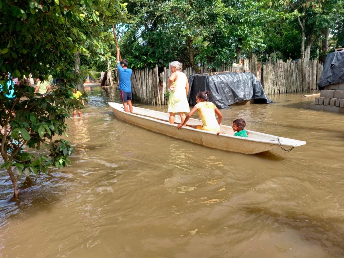 Muchas calles quedaron inundadas en Achí, por lo que los habitantes deben utilizar canoas para poder llegar a otras partes de la población.