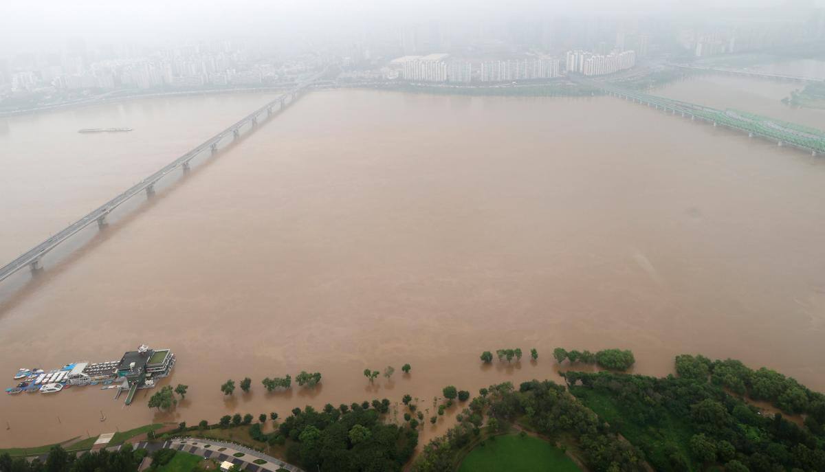 Un parque a lo largo del río Han permanece sumergido después de fuertes lluvias. //EFE