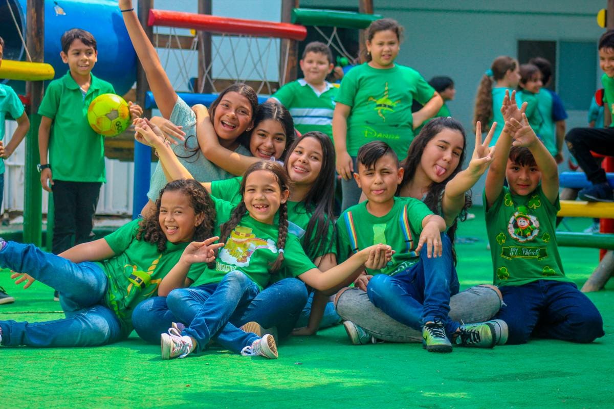 De pie: Jesús David Rodríguez Cabrales, Rafael Esteban Núñez Espitaleta y Danna Gabriela Pérez Reyes; sentados: Laura Alejandra Mideros Baldovino, Sara Valentina Olier Aranza, Luciana Ruiz Idarriaga, Gabriel Moreno Gómez, Annie Gabriela Duque López, Matías Alejandro Ramos Mejía, Camila Andrea Correa Vargas y Sofía Rodríguez Mora.