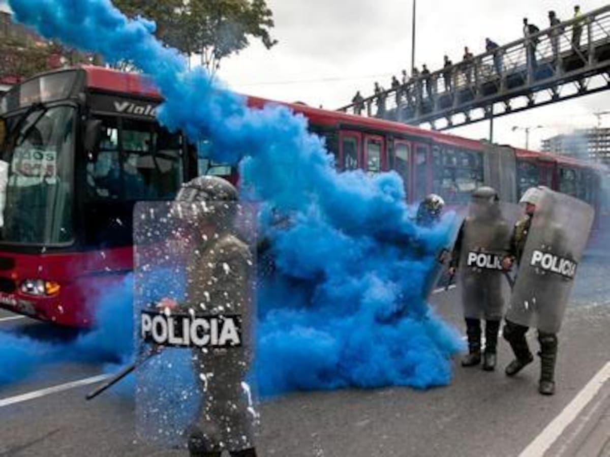 El Esmad intenta disipar las manifestaciones en Bogotá. TOMADO DE @iFreddy_Beltran