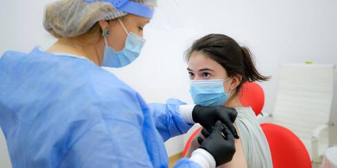 Corticoides reducen la mortalidad en pacientes mayores con covid-19