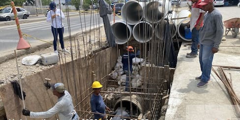 Alcaldía avanza en instalación de tuberías de alcantarillado en vía La Cordialidad