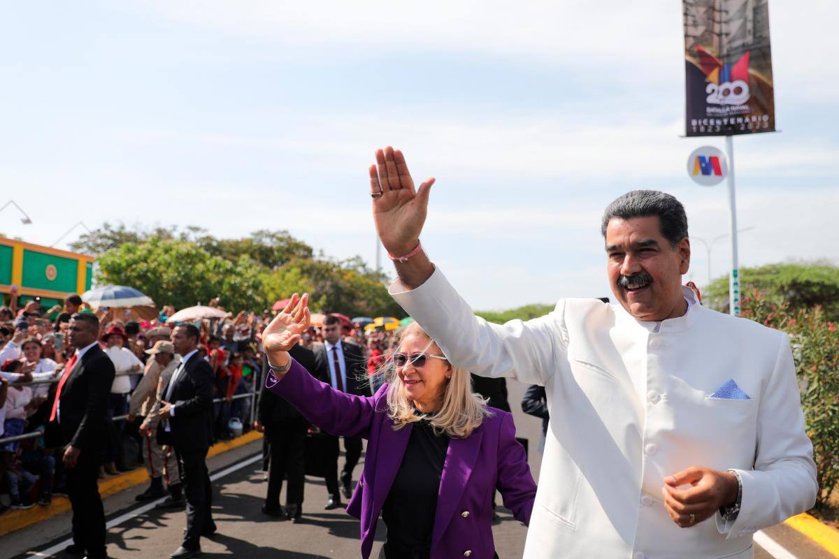 Maduro pide a militares estar en alerta para garantizar la paz de Venezuela