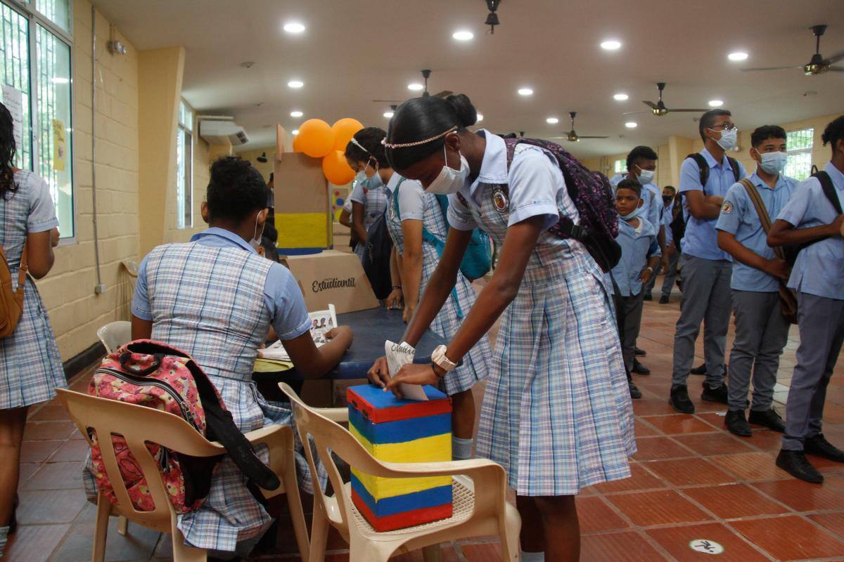 Estudiantes de colegios oficiales también eligieron a Petro como presidente